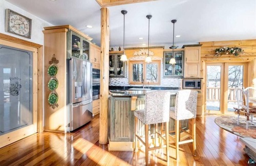Duluth Cabin | Stunning log home on Pike Lake with many amenities. Perfect for larger groups