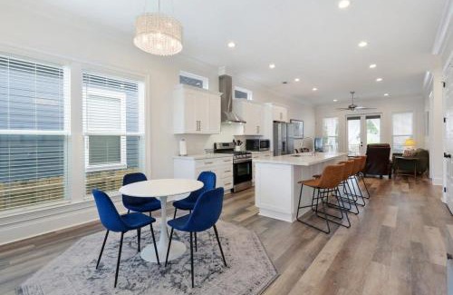 Leonidas House | Stunning Luxury Home 2 Blocks From Streetcar