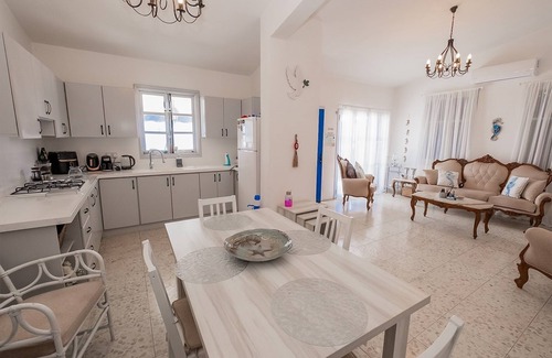 Yeni Erenkoy House | Stunning Mediterranean Sea View