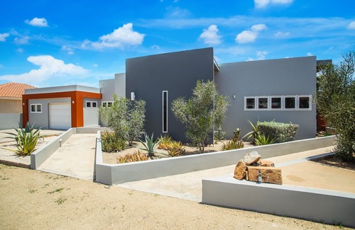 Esmeralda Cottage | Stunning Modern Home, Near Beaches Full AC
