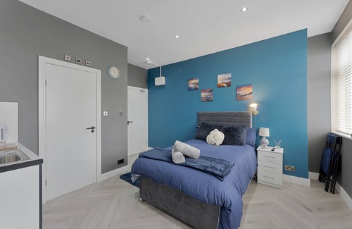 Hanger Hill Apartment | Stunning Modern Retro Blue Central 1 bed En-Suite w/free parking