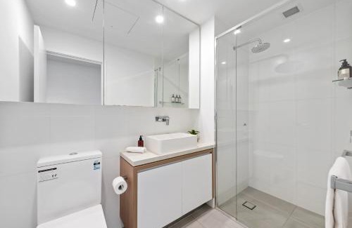 Fortitude Valley Apartment | Stunning Mountain Views plus Infinity Pool, Gym, Park