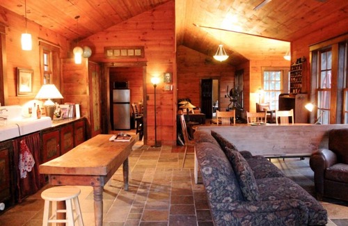 Mountain Dale House | STUNNING PRIVATE 300 acre lake estate 90 mins from NYC, w FAB BOATHOUSE LODGE.