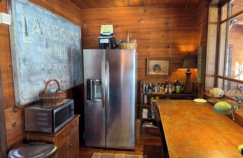 Mountain Dale House | STUNNING PRIVATE 300 acre lake estate 90 mins from NYC, w FAB BOATHOUSE LODGE.