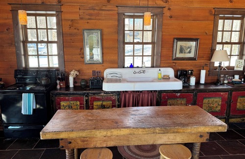 Mountain Dale House | STUNNING PRIVATE 300 acre lake estate 90 mins from NYC, w FAB BOATHOUSE LODGE.