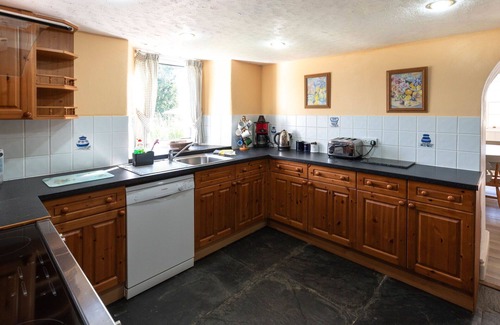 Fivelanes House | Stunning private villa for 9 people with hot tub, WIFI, TV, patio, pets allowed and parking