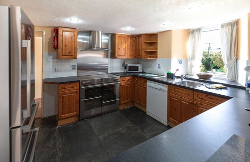 Fivelanes House | Stunning private villa for 9 people with hot tub, WIFI, TV, patio, pets allowed and parking