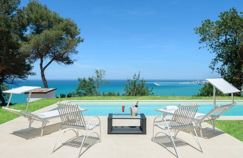 Palombina Nuova Villa | Stunning private villa with WIFI, A/C, private pool, TV, terrace, pets allowed and panoramic view