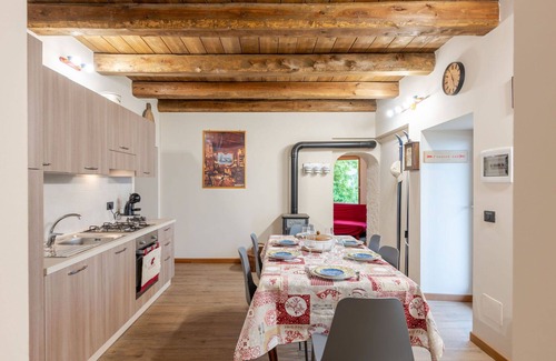 Piasco House | Stunning private villa with hot tub, WIFI, TV, patio, pets allowed, panoramic view and parking