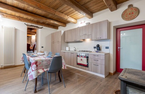 Piasco House | Stunning private villa with hot tub, WIFI, TV, patio, pets allowed, panoramic view and parking