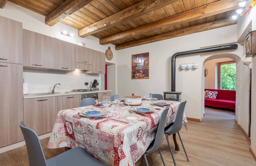 Piasco House | Stunning private villa with hot tub, WIFI, TV, patio, pets allowed, panoramic view and parking