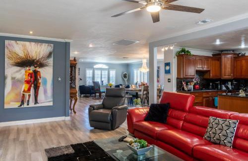 Ladera Heights Villa | Stunning, Quiet Pvt Luxe Home! King Bed, Jacuzzi, Fire Pit, BBQ! Beautiful!