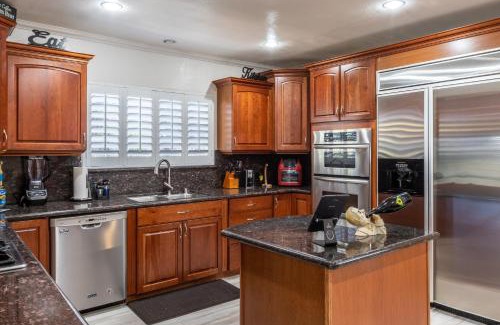 Ladera Heights Villa | Stunning, Quiet Pvt Luxe Home! King Bed, Jacuzzi, Fire Pit, BBQ! Beautiful!