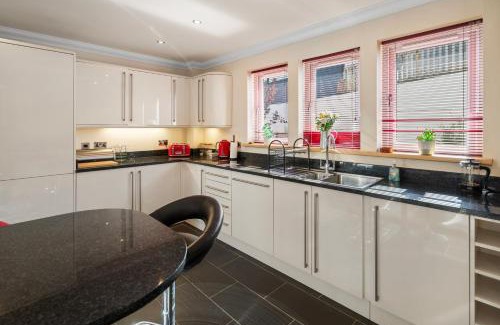 Oban House | Stunning Sea Views - Luxury 4BR Beach House