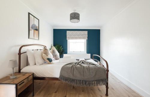 Askew Apartment | Stunning & Stylish 2 Bed Flat in West London