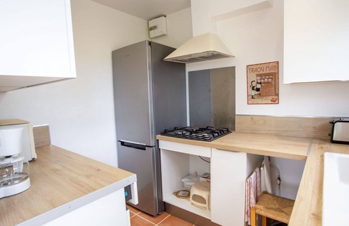 Sollies Pont House | Stunning villa for 2 people with WIFI, A/C, TV, pets allowed and parking