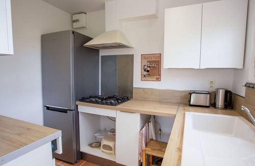 Sollies Pont House | Stunning villa for 2 people with WIFI, A/C, TV, pets allowed and parking