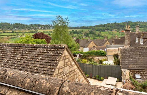 Painswick House | Stunning villa for 19 guests with pool, WIFI, TV and pets allowed