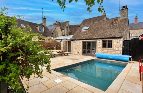 Painswick House | Stunning villa for 19 guests with pool, WIFI, TV and pets allowed