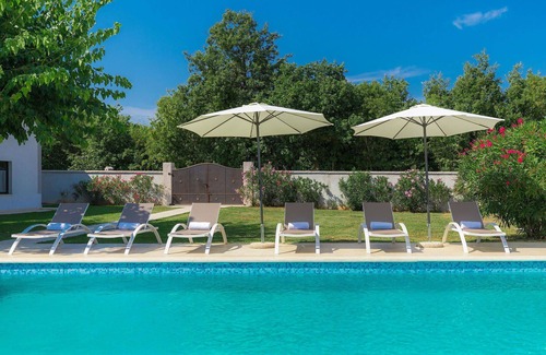 Muzini House | Stunning villa for 7 people with WIFI, private pool, A/C, terrace and pets allowed