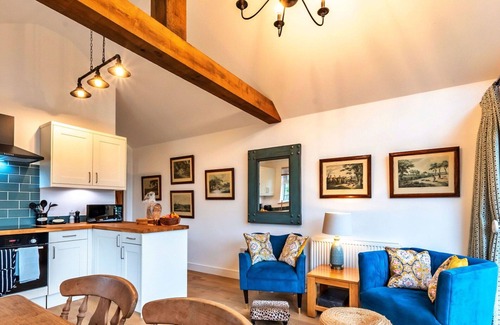West Meon House | Stunning villa for 2 people with WIFI and parking