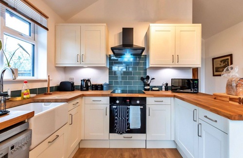 West Meon House | Stunning villa for 2 people with WIFI and parking