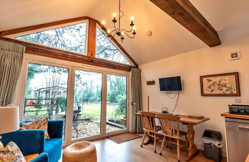 West Meon House | Stunning villa for 2 people with WIFI and parking