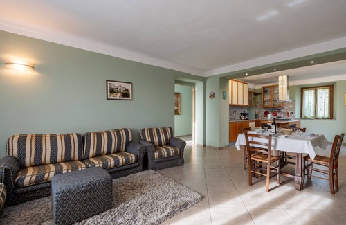 Gottasecca House | Stunning villa for 7 people with WIFI, hot tub, TV, patio, pets allowed, panoramic view and par.