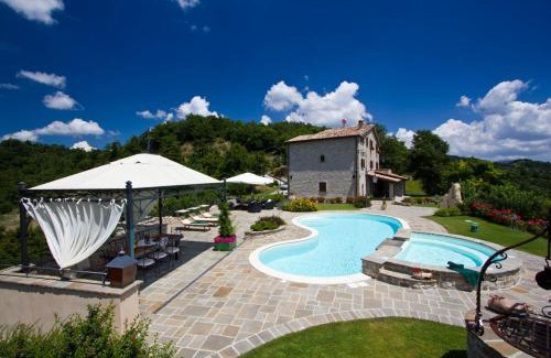 Apecchio Villa | Stunning villa with pool, Jacuzzi and wonderful view