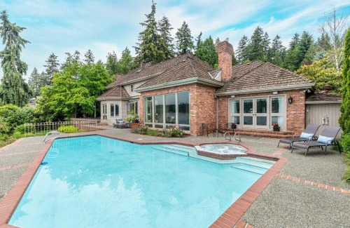 Mercer Island Ski Chalet | Stunning Waterfront Mansion with Pool and Hottub