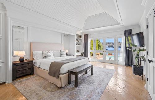 Mercer Island Ski Chalet | Stunning Waterfront Mansion with Pool and Hottub