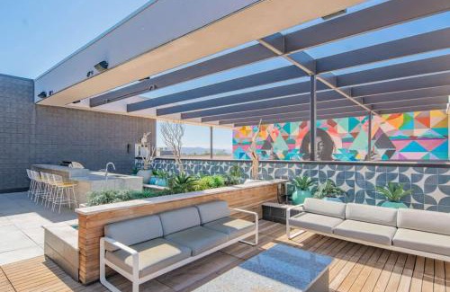 Tempe Apartment | Stylish 1BD - Pool, Gym, Parking, W-D - Sleeps 4