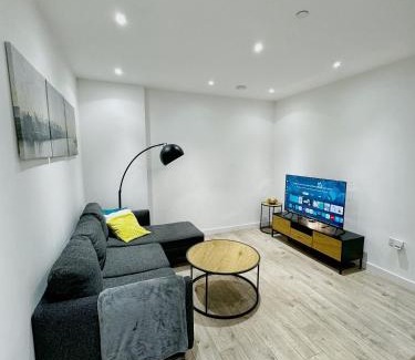 Newham Apartment | Stylish 1BR Apartment with Balcony & Views