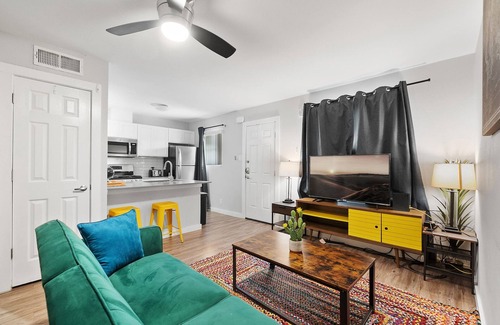 Highland Apartment | Stylish 1BR Near UT Highland Evonify