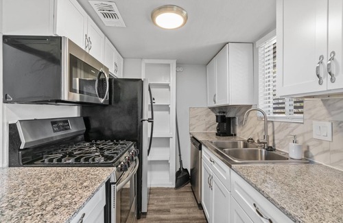 Zilker Apartment | Stylish 1BR Zilker Evonify