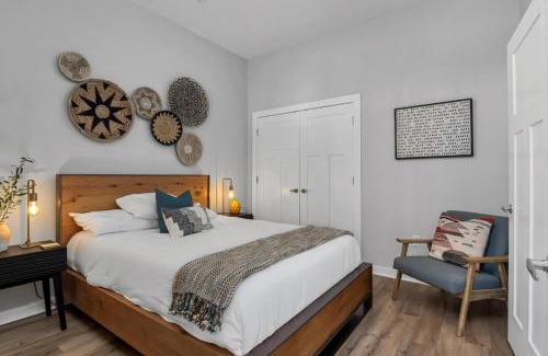 Hillsboro Village House | STYLISH 2 Bedroom 3 Bed Near Restaurants and Vandy