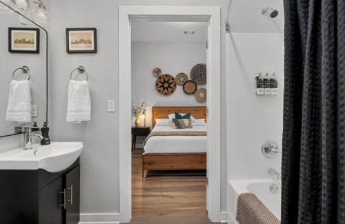 Hillsboro Village House | STYLISH 2 Bedroom 3 Bed Near Restaurants and Vandy