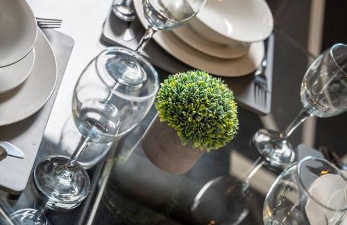 Oldbury House | Stylish 2-Bedroom House in Oldbury Sleeps 4