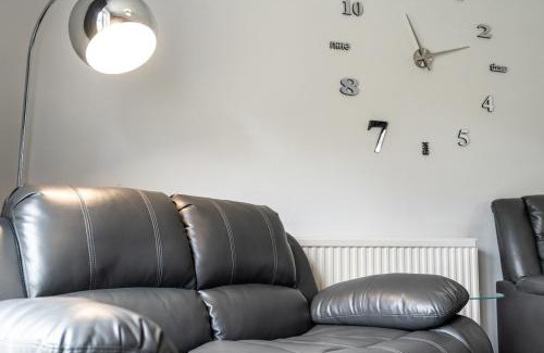 Oldbury House | Stylish 2-Bedroom House in Oldbury Sleeps 4