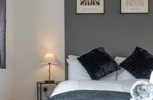 Oldbury House | Stylish 2-Bedroom House in Oldbury Sleeps 4