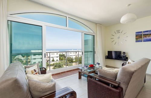 Kucukerenkoy Apartment | Stylish 2 Bedroom Penthouse + BBQ + Sunbathing Roof Terrace