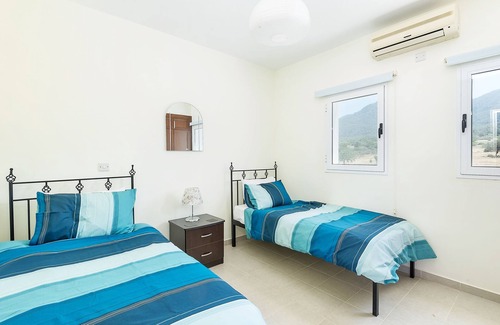 Kucukerenkoy Apartment | Stylish 2 Bedroom Penthouse + BBQ + Sunbathing Roof Terrace