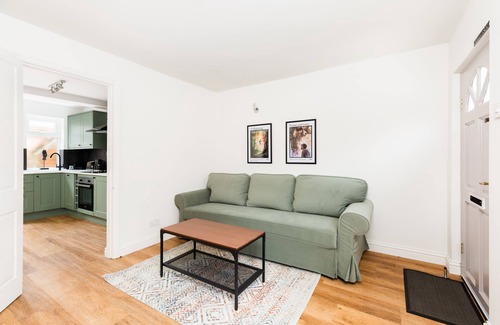 Frampton on Severn Apartment | Stylish 2-Bedroom Townhouse in Stratford upon Avon