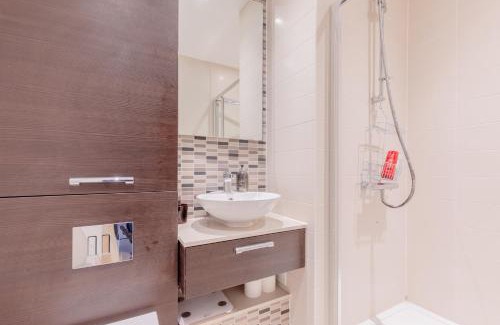 Victoria Apartment | Stylish 2BD Hidden Gem by Victoria Park