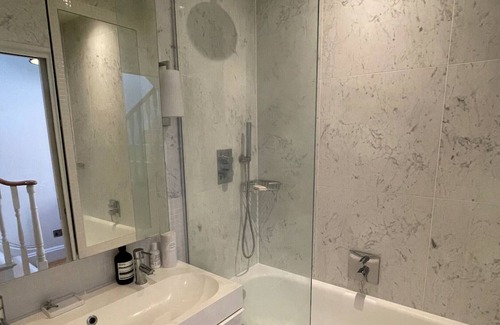 Frognal and Fitzjohns Apartment | Stylish 2BD Maisonette - 5 mins to Hampstead Heath
