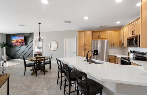 Ocotillo Condo | Stylish 2BR-2BA Condo…Resort-Style Pool, Gym, & More! Walk to Dining & Coffee!