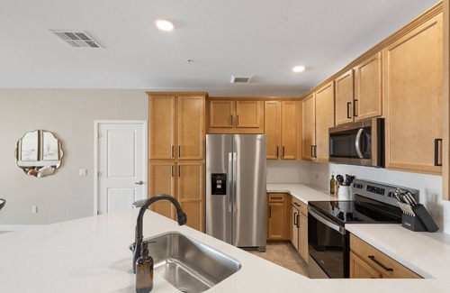Ocotillo Condo | Stylish 2BR-2BA Condo…Resort-Style Pool, Gym, & More! Walk to Dining & Coffee!