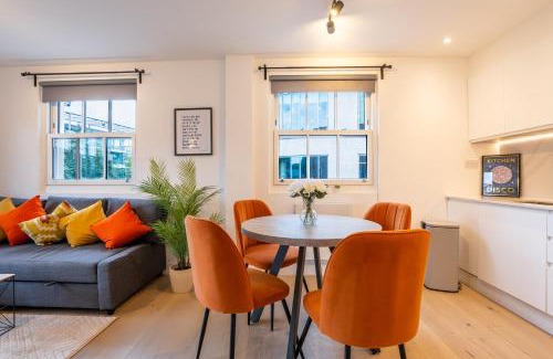 Turnham Green Apartment | Stylish 2BR Apartment With Balcony Next To Station