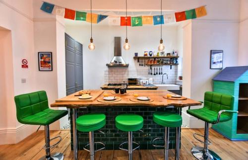 St Leonards-On-Sea House | Stylish 2br Condo W Wine Cooler & Workspace