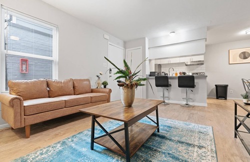 Highland Apartment | Stylish 2BR Near UT Highland Evonify